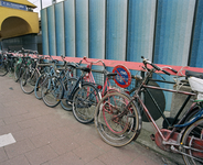 805918 Afbeelding van de foutief gestalde fietsen bij de stationsrijwielstalling aan het Stationsplein te Utrecht.